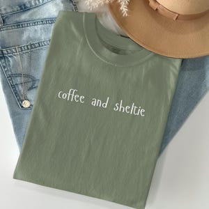 Kaffee und Sheltie T-Shirt: Hunde Liebhaber Geschenk, Unisex Baumwoll T-Shirt