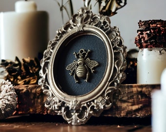 ex-voto frame heilig hart gotische decoratie collectie rariteitenkabinet taxidermie bij insect onder bel halloween hekserij