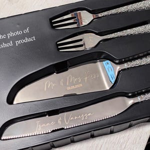 Personligt tårtkniv- och serveringsset, Anpassat serveringsset för bröllopstårtor, Genombrutet eller blommigt handtag, Graverad present bild 9