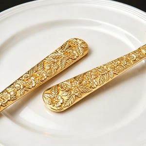 Personligt tårtkniv- och serveringsset, Anpassat serveringsset för bröllopstårtor, Genombrutet eller blommigt handtag, Graverad present bild 13