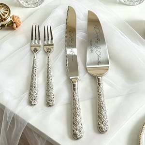 Personligt tårtkniv- och serveringsset, Anpassat serveringsset för bröllopstårtor, Genombrutet eller blommigt handtag, Graverad present bild 3