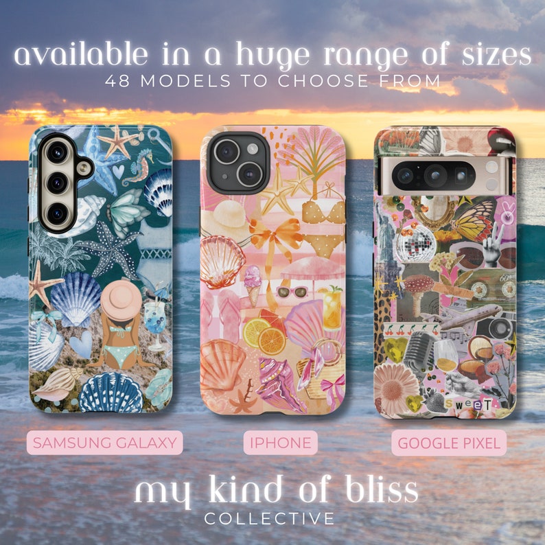 Pu&ograve; includere: Tre cover per smartphone per Samsung Galaxy, iPhone e Google Pixel. La cover a sinistra presenta un tema spiaggia verde acqua scuro con conchiglie. La cover centrale ha un collage estivo rosa e arancione. La cover a destra mostra un collage estetico multicolore.