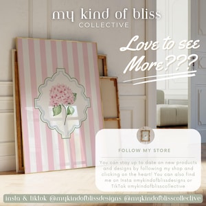 Op de afbeelding: Een rechthoekige wandkunstprint met verticale lichtroze en witte strepen en een centraal decoratief kader met een illustratie van een roze hortensia. De tekst luidt my kind of bliss COLLECTIVE en Love to see More???