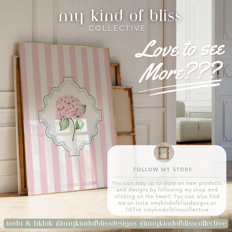 Op de afbeelding: Een rechthoekige wandkunstprint met verticale lichtroze en witte strepen en een centraal decoratief kader met een illustratie van een roze hortensia. De tekst luidt my kind of bliss COLLECTIVE en Love to see More???
