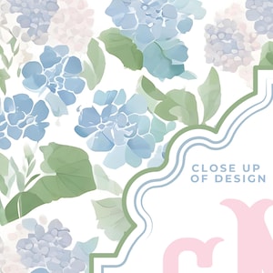 Op de afbeelding: Een bloemenpatroon met aquarelachtige blauwe en lichtpaarse hortensiabloesems met groene bladeren op een witte achtergrond. De tekst CLOSE UP OF DESIGN staat in het blauw bij een decoratieve groen-blauwe rand met een roze vorm.