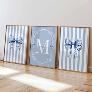 Conjunto de 3 letras personalizadas Chinoiserie com laço de Toile, arte de parede, decoração de quarto de coquete azul, berçário de meninas, monograma imprimível, neta costeira