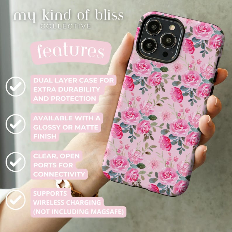 Pu&ograve; includere: Una custodia per telefono a doppio strato con sfondo rosa e un motivo ripetuto di rose rosa e foglie verdi. La custodia include testo che elenca caratteristiche come durata, opzioni di finitura, accesso alle porte e supporto per la ricarica wireless.
