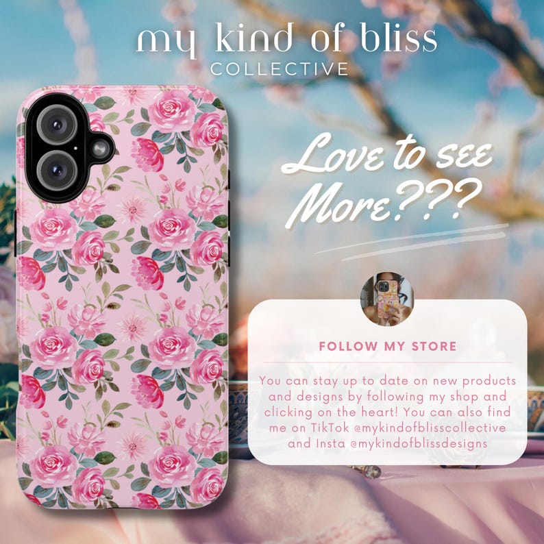Pu&ograve; includere: Una custodia per smartphone rosa con un motivo floreale ripetuto di rose e foglie verdi. Il testo my kind of bliss COLLECTIVE appare in alto, con Love to see More??? e un riquadro di invito a seguire il negozio sotto l'immagine.