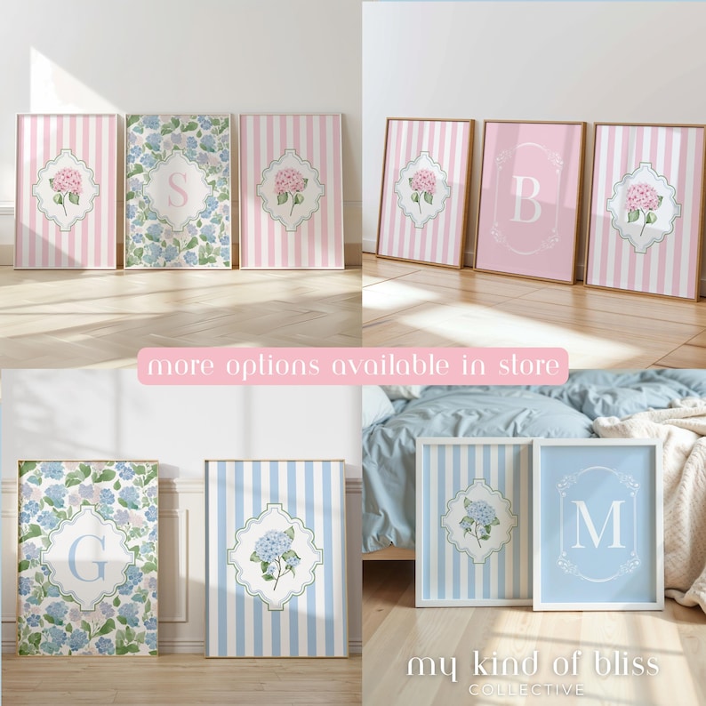 Op de afbeelding: Een collectie ingelijste wandkunst met roze en blauwe verticale strepen, illustraties van hortensia's en monogramletters. De ontwerpen bevatten sierlijke witte kaders rond de centrale motieven, getoond in diverse kamerinstellingen.