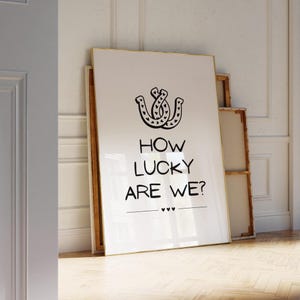 How Lucky Are We Poster Cowgirl Print Trendige Wohnung Wandkunst Preppy College Wohnheim Dekor Mitbewohner Geschenk Western Kunstwerk Typografie Herz Kunst
