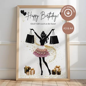 Könnte beinhalten: Gerahmter Druck mit hellem Holzrahmen. Das Kunstwerk zeigt eine Silhouette einer Frau, die Einkaufstaschen hält, mit den Worten "Happy Birthday!" und "Glück? Gibt's auch an der Kasse!" in schwarzer Schrift. Goldkonfetti und Geschenkboxen vervollständigen das Design.