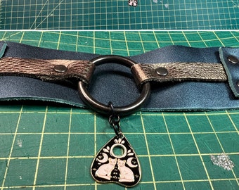 Collar de junta tórica de cuero gótico con gatos Ouija Planchette como muñecas Kill Hot Topic