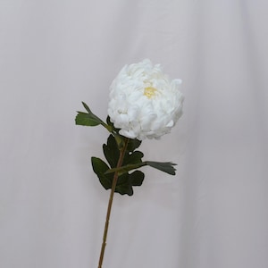 Artificial Chrysanthemum Stem with Green Leaves, Realistic Silk Flower, White Bloom for Wedding Bouquet, Home Flower Decor, DIY Floral Craft