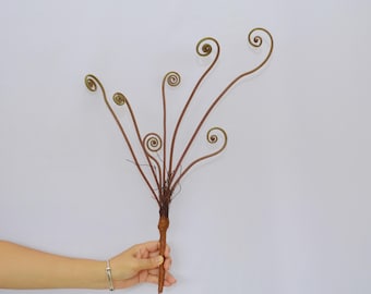 Künstlicher Farn mit Farn, dekorativer Spiralfarn, Kunstfarn, rustikale Wohnkultur, Tropische Farnpflanze, Akzent für das Blumenarrangement