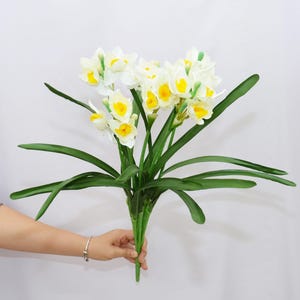 Artificial Narcissus Flower Bunch with Leaves, Faux Daffodil Stem for Spring Floral Décor, Wedding Table Centerpiece, Home Bloom Arrangement