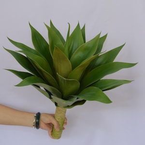 Artificial Yucca Plant, Faux Agave Succulent for Tropical Decor, Lifelike Green Plant for Table, Office Centerpiece, Home Floral Arrangement