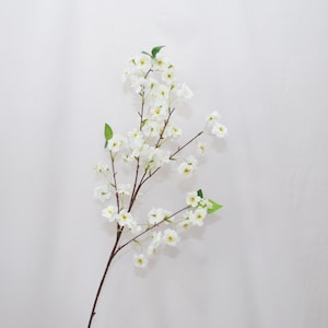 Rama de cerezo artificial blanca, tallo de flor de sakura artificial, decoración floral de primavera, arreglo de boda, centro de mesa, flor para el hogar