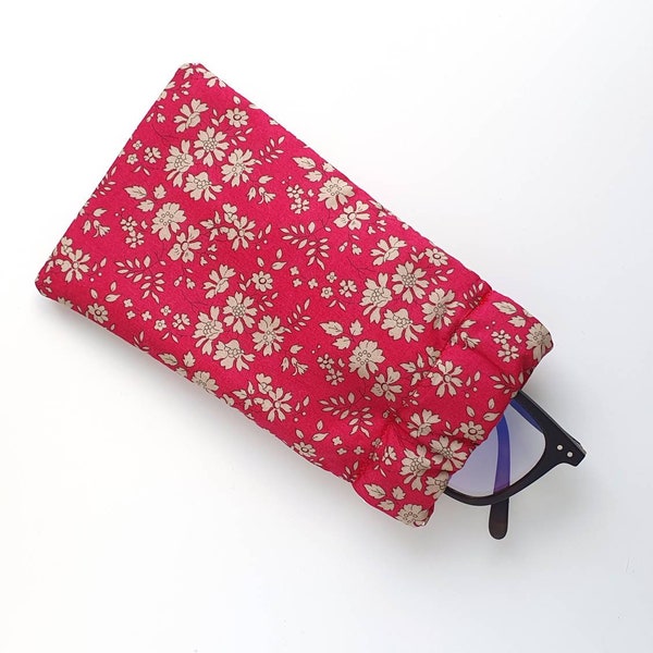 Red Liberty Print Flex Frame Glasses Case & Scrunchie Letterbox Gift Set | Pochette rembourrée de lunettes de soleil faites à la main, cadeau pour maman ou grand-mère