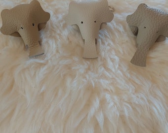 Grupo blanco/beige. Llaveros Elefante hechos a mano. (Especifique si desea un material que no sea cuero)
