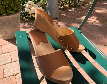 Sabots Mules en bois et cuir, modèle ANDRÉA, fabrication française par AMARAU