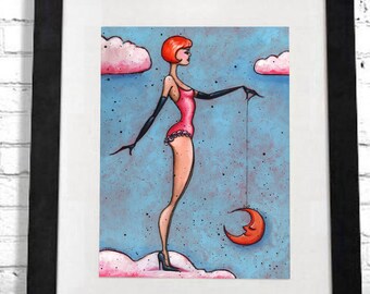 Puede incluir: Impresión artística enmarcada que presenta una ilustración estilizada de una mujer con un body rosa y guantes negros, de pie sobre una nube. Sostiene una cuerda atada a una luna creciente sobre un fondo azul con nubes rosas.