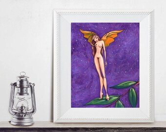 Puede incluir: Una obra de arte enmarcada representa una figura desnuda con alas naranjas sobre un fondo púrpura estrellado. La obra se exhibe sobre una cómoda blanca desgastada, junto a una linterna vintage, un maniquí y dos maletas blancas.