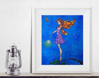 Puede incluir: Una obra de arte enmarcada que presenta un hada con alas naranjas y un vestido morado, sosteniendo un orbe brillante, sobre un fondo azul estrellado. La obra se exhibe en un gabinete blanco desgastado con una linterna y dos maletas blancas.