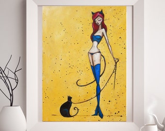 Puede incluir: Obra de arte enmarcada que presenta una ilustración estilizada de una mujer con un atuendo de gato, sosteniendo un látigo y una correa atada a un gato negro. El fondo es amarillo con motas negras. La mujer tiene el pelo rojo y viste de azul.