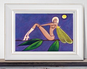 Puede incluir: Una obra de arte enmarcada representa una figura desnuda con cabello rubio y alas amarillas, sentada en una rama con hojas verdes. El fondo es de color púrpura oscuro con una luna amarilla. La obra está en un marco blanco, exhibida en un gabinete azul desgastado.