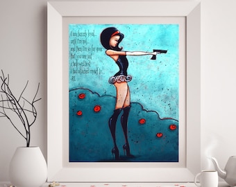 Puede incluir: Impresión artística enmarcada que presenta una ilustración estilizada de una mujer con un vestido negro y botas altas, sosteniendo una pistola. La obra de arte tiene un fondo turquesa con acentos de rosas rojas e incluye el texto "I am fiercely loyal..."
