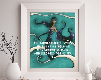 Puede incluir: Impresión artística enmarcada con una ilustración de sirena en tonos turquesa y morado. La obra de arte incluye el texto: "THE MOON TOLD THE STARS AND THE STARS TOLD ME I WAS BORN OF MERMAIDS AND BELONGED TO THE SEA -RL."