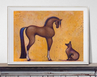Puede incluir: Impresión artística enmarcada que presenta un caballo marrón estilizado con una cola azul y un perro marrón sentado sobre un fondo amarillo. La obra de arte tiene un estilo caprichoso con motas negras. La impresión se exhibe en un gabinete azul claro envejecido.