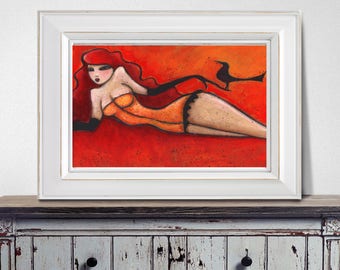 Puede incluir: Una impresión artística enmarcada que presenta una ilustración estilizada de una mujer con cabello rojo, vestida con un atuendo naranja y acostada sobre un fondo rojo. Un pájaro negro está posado en una rama. La obra de arte se exhibe en un gabinete azul claro desgastado.
