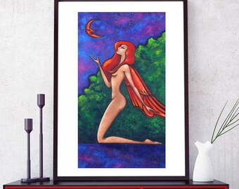 Puede incluir: Impresión artística enmarcada que representa una figura arrodillada con cabello rojo y alas naranjas, extendiendo la mano hacia una luna creciente. El fondo muestra un cielo estrellado y follaje verde. La obra de arte se exhibe en un mueble rojo y negro.