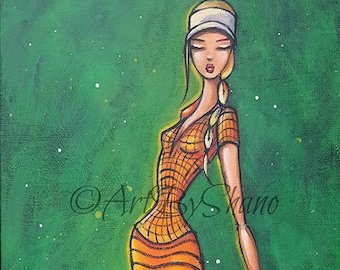 Puede incluir: Pintura artística de una golfista con un vestido y visera a cuadros naranja y amarillo, sosteniendo un palo de golf. El fondo es verde texturizado con motas blancas. La obra está firmada "Art by Shano".