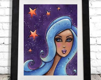 Puede incluir: Obra de arte enmarcada que presenta a una mujer estilizada con cabello azul sobre un fondo púrpura estrellado. Estrellas naranjas están dispersas por la escena. La obra está en un marco negro, exhibida en una pared de ladrillo blanco y una superficie de madera.