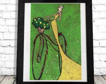 Puede incluir: Obra de arte enmarcada que representa a una mujer con un vestido amarillo montada en bicicleta con una cesta de flores. La pintura tiene un fondo verde con salpicaduras de pintura. La obra está firmada "Art by Shano".