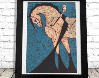 Puede incluir: Impresión artística enmarcada que presenta una ilustración estilizada de una mujer montando a caballo. La obra de arte tiene un caballo y un jinete beige sobre un fondo turquesa moteado. La impresión está en un marco negro, con el texto "Art by Shano" en la parte superior.