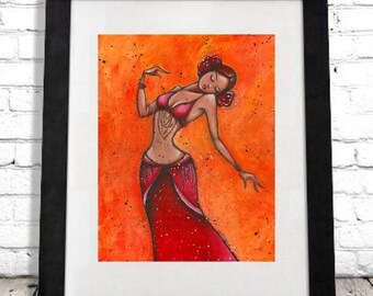 Puede incluir: Obra de arte enmarcada que representa a una bailarina estilizada con un traje rojo sobre un fondo naranja. La bailarina está representada en una pose elegante, con adornos florales en el pelo. La obra está enmarcada en un marco negro.