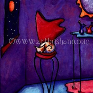Puede incluir: Pintura abstracta con una escena interior caprichosa. Una silla roja con una concha se encuentra sobre un soporte negro. El fondo es morado con un suelo azul y un espejo con forma de sol. Una pancarta con una luna cuelga a la izquierda.