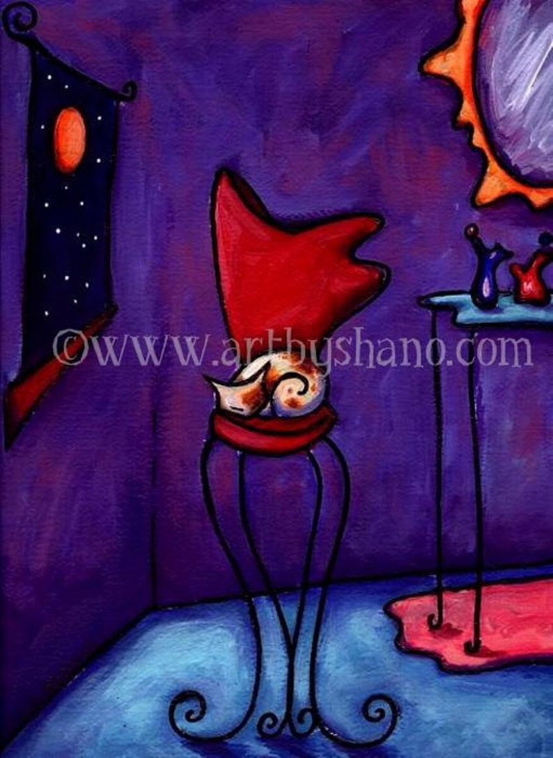 Puede incluir: Pintura abstracta con una escena interior caprichosa. Una silla roja con una concha se encuentra sobre un soporte negro. El fondo es morado con un suelo azul y un espejo con forma de sol. Una pancarta con una luna cuelga a la izquierda.