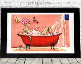 Puede incluir: Obra de arte enmarcada que representa a una mujer relajándose en una bañera roja con patas de león llena de burbujas. Lleva una toalla rosa en la cabeza. Una copa de vino está cerca. La obra está firmada "Art by Shano".