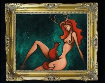 Puede incluir: Una pintura artística en un marco dorado ornamentado. La obra representa una figura desnuda con cabello rojo y astas, reclinada con un zorro rojo. El fondo es un verde oscuro con estrellas blancas. El marco es dorado con tallas detalladas.