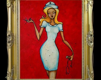 Puede incluir: Obra de arte enmarcada que presenta una enfermera estilizada con vestido y gorro blancos sobre un fondo rojo. La figura rubia sostiene un estetoscopio. El marco dorado ornamentado añade un toque vintage a la obra.