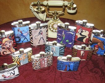 Puede incluir: Una colección de petacas de acero inoxidable con cubiertas decorativas que presentan varias ilustraciones. Los diseños incluyen mujeres, animales y patrones abstractos. Un teléfono antiguo está en el fondo. Las petacas están sobre una superficie roja.