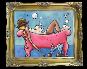 Puede incluir: Una pintura caprichosa en un marco dorado adornado representa a una persona relajándose en una bañera rosa con burbujas. La persona lleva un sombrero marrón y tiene el pelo rubio. El fondo es azul con burbujas blancas.