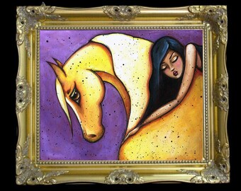 Puede incluir: Pintura original en un marco dorado ornamentado. La obra representa a una mujer con cabello largo y oscuro, abrazando a un caballo amarillo sobre un fondo púrpura. La pintura tiene un estilo caprichoso con una cualidad onírica.
