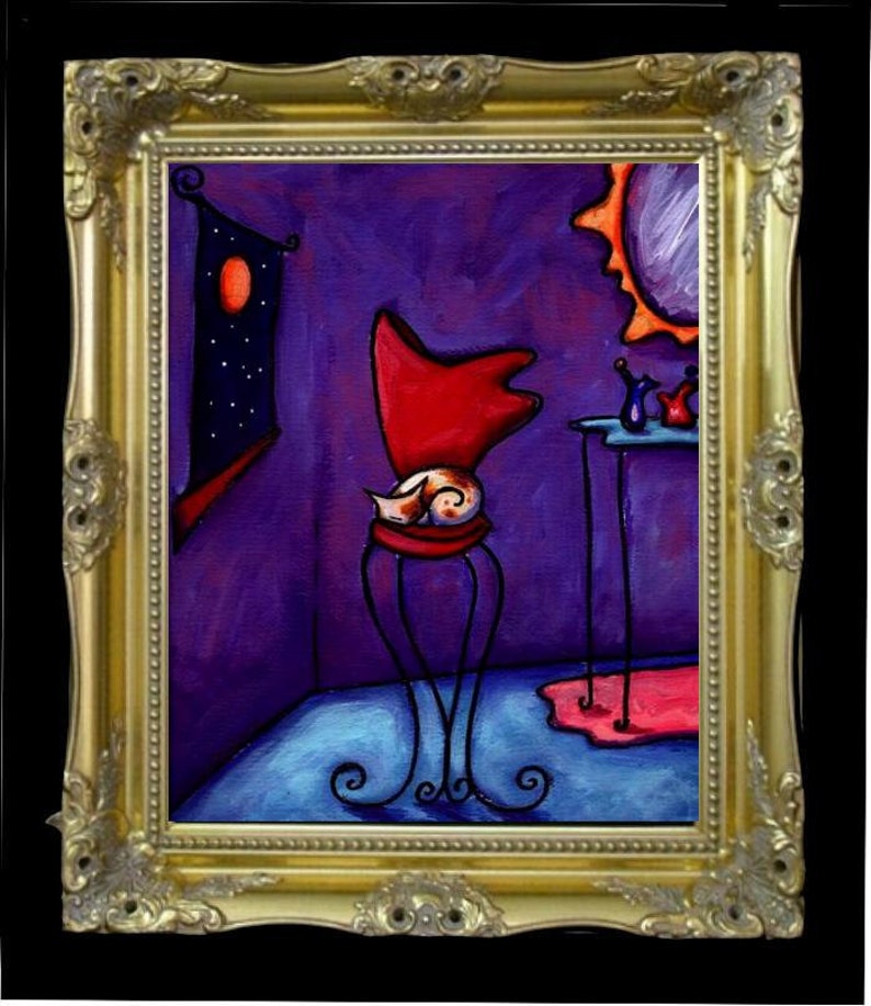 Puede incluir: Pintura original en un marco dorado ornamentado. La obra representa una escena interior caprichosa con una silla roja, un gato durmiendo y una mesa con botellas. La paleta de colores incluye morado, azul y rojo.