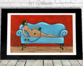 Puede incluir: Obra de arte de una figura desnuda reclinada en una chaise longue azul claro, sosteniendo un teléfono negro. El fondo es rojo y la obra está enmarcada en negro. El texto "Art by Shano" es visible en la esquina superior izquierda.