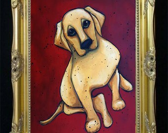 Puede incluir: Pintura enmarcada de un cachorro de labrador amarillo sobre un fondo rojo. El cachorro está sentado y mirando al espectador. El marco es dorado con detalles ornamentados.